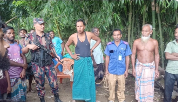 বাংলাদেশীকে ধরে নিয়ে যাওয়ার অভিযোগে ভারতীয়কে ধরে আনলো স্থানীয়রা