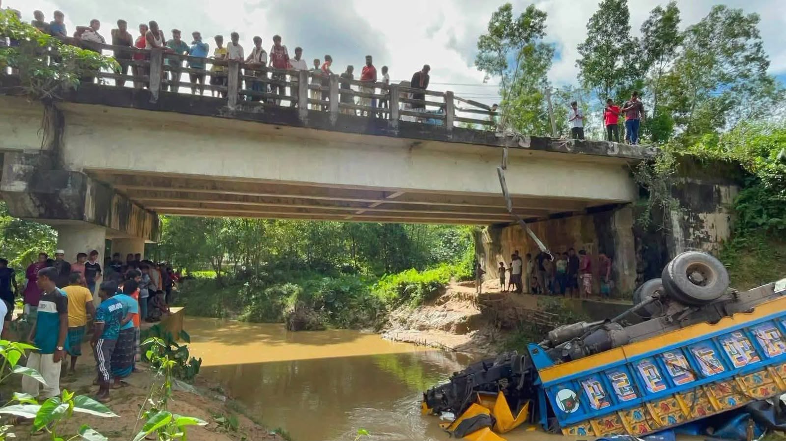 রাজনগরে তেলবাহী ট্রাক খাদে, চালক নিহত