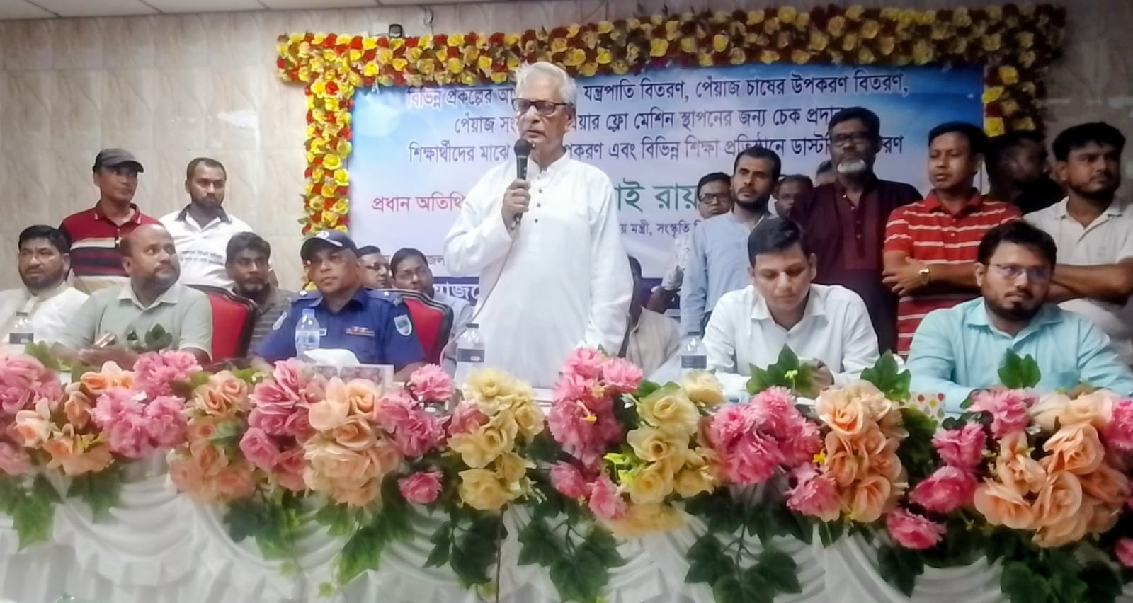 শালিখায় কৃষি ও শিক্ষা উপকরণ বিতরণ ও চেক প্রদান অনুষ্ঠান সম্পন্ন
