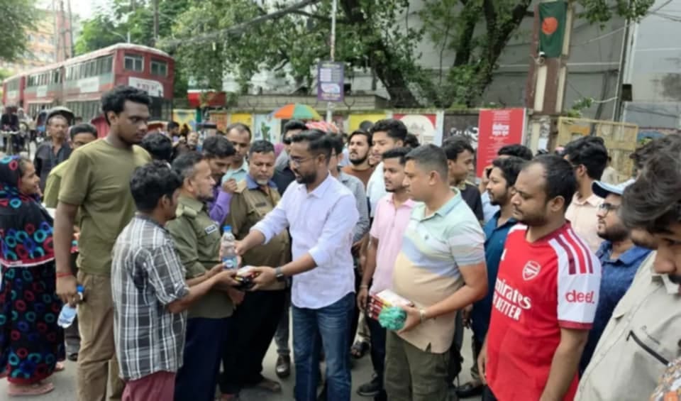 বেগম খালেদা জিয়ার ৮১তম জন্মবার্ষিকীতে জবি ছাত্রদল নেতা রুমির উদ্যোগে খাবার ও পানি বিতরণ