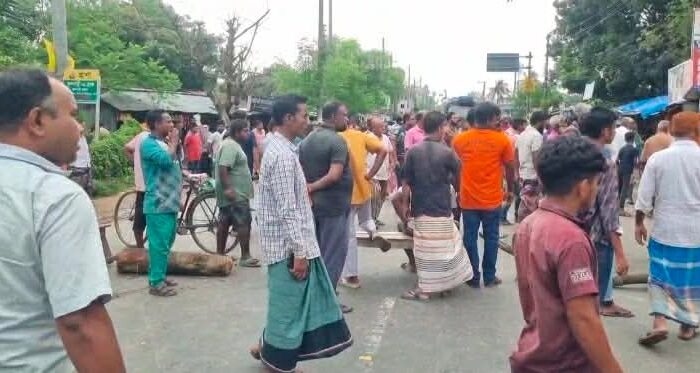 ফুলবাড়ীতে মায়ের সঙ্গে বিদ্যালয়ে যাওয়ার পথে বাসের ধাক্কায় তৃতীয় শ্রেণির ছাত্রীর মৃত্যু