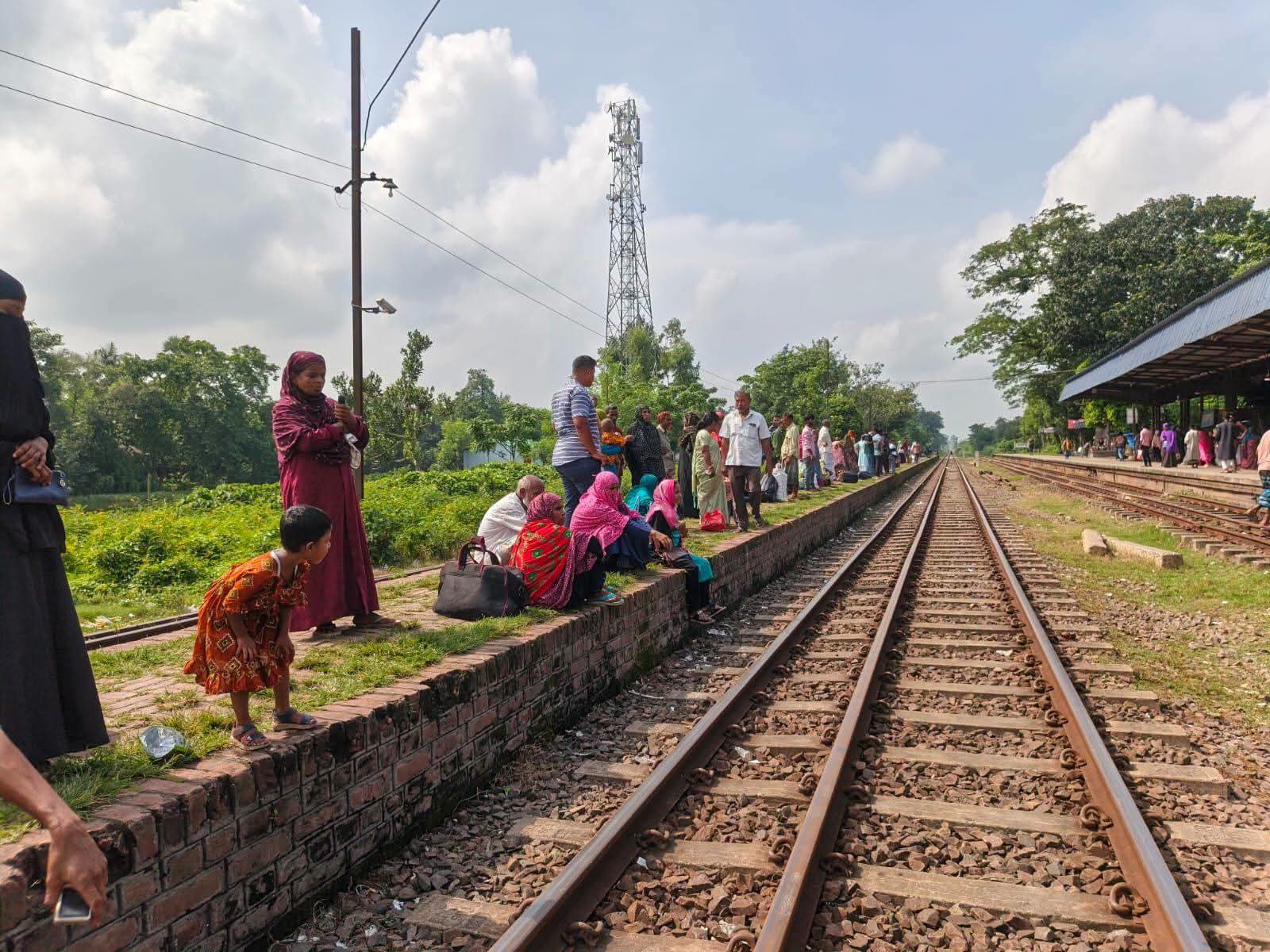 আক্কেলপুরে রোদ-বৃষ্টিতে দুর্ভোগ, ২ নম্বর প্ল্যাটফর্মে নেই যাত্রী ছাউনি