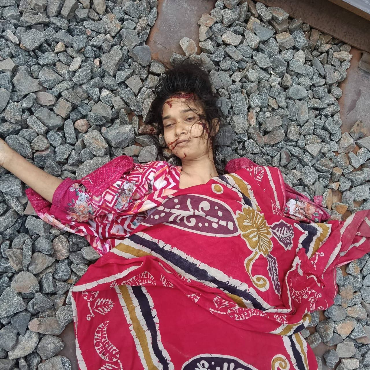 বনলতা এক্সপ্রেসের ধাক্কায় অজ্ঞাত নারীর মৃত্যু
