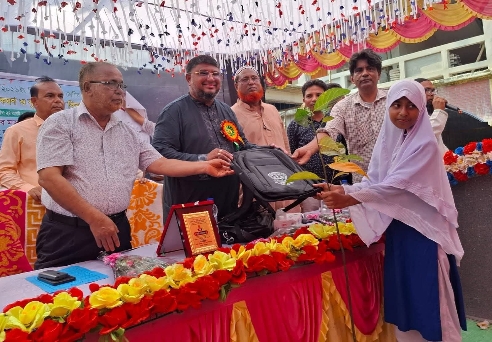 পাঁচবিবিতে শিক্ষার্থীদের মাঝে শিক্ষা উপকরণ ও গাছের চারা বিতরণ