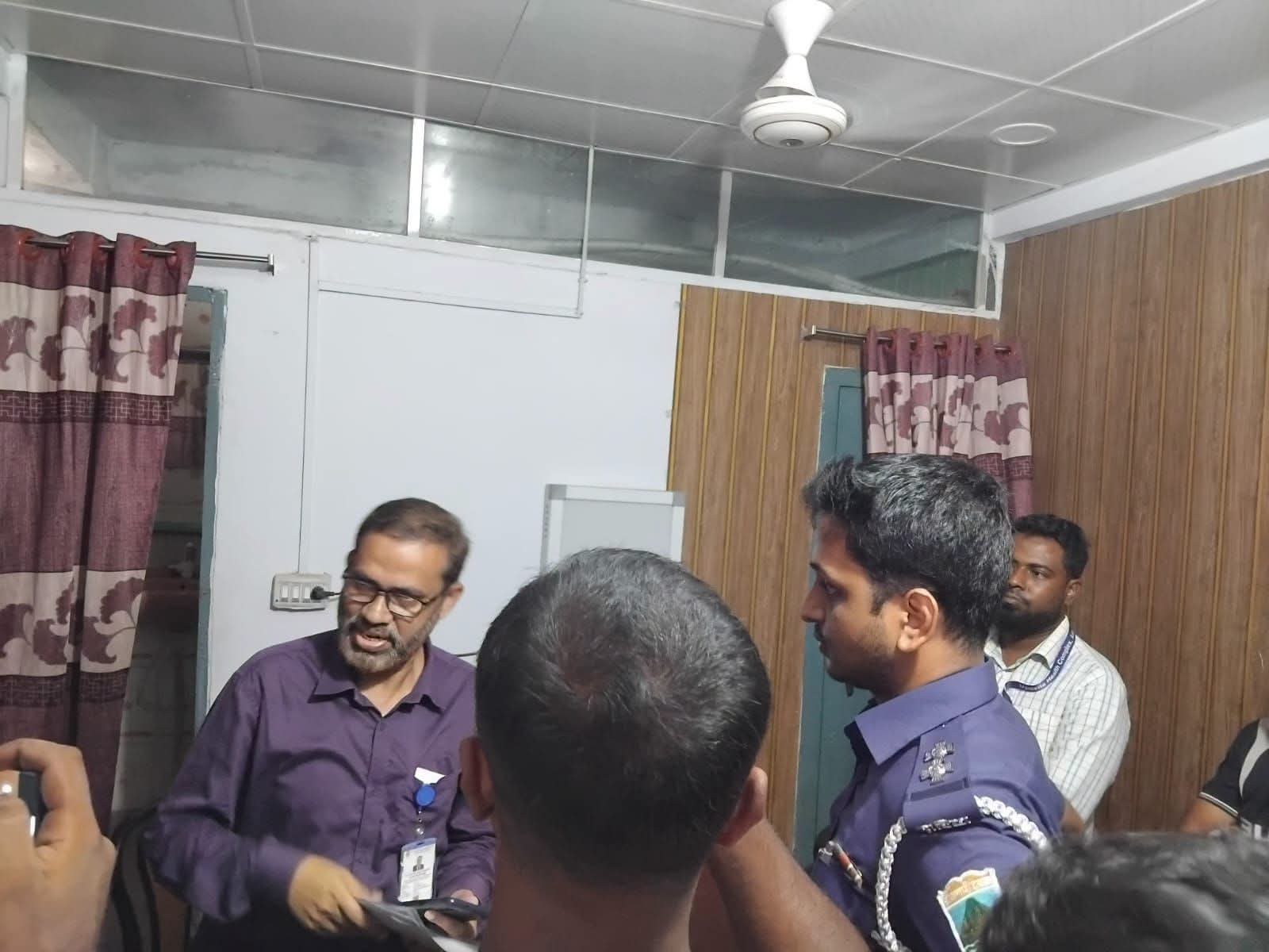 হাসপাতালে রোগী অপেক্ষায়, পাশের ডায়াগনস্টিকে চিকিৎসক