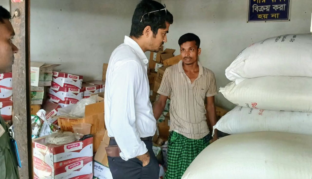 অবৈধ সার মজুতে দুই ব্যবসায়ীকে জরিমানা