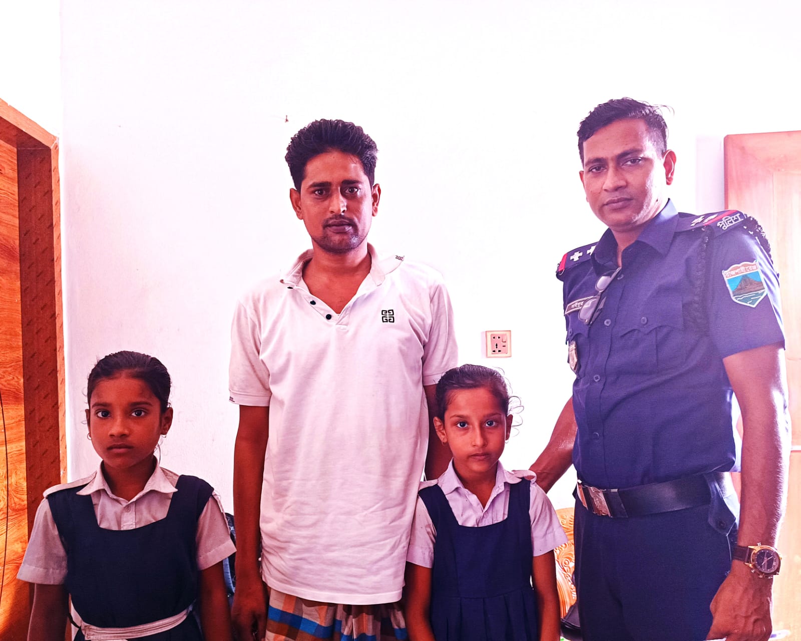 পথ হারানো দুই শিশুকে উদ্ধার করল বানেশ্বর ট্রাফিক পুলিশ